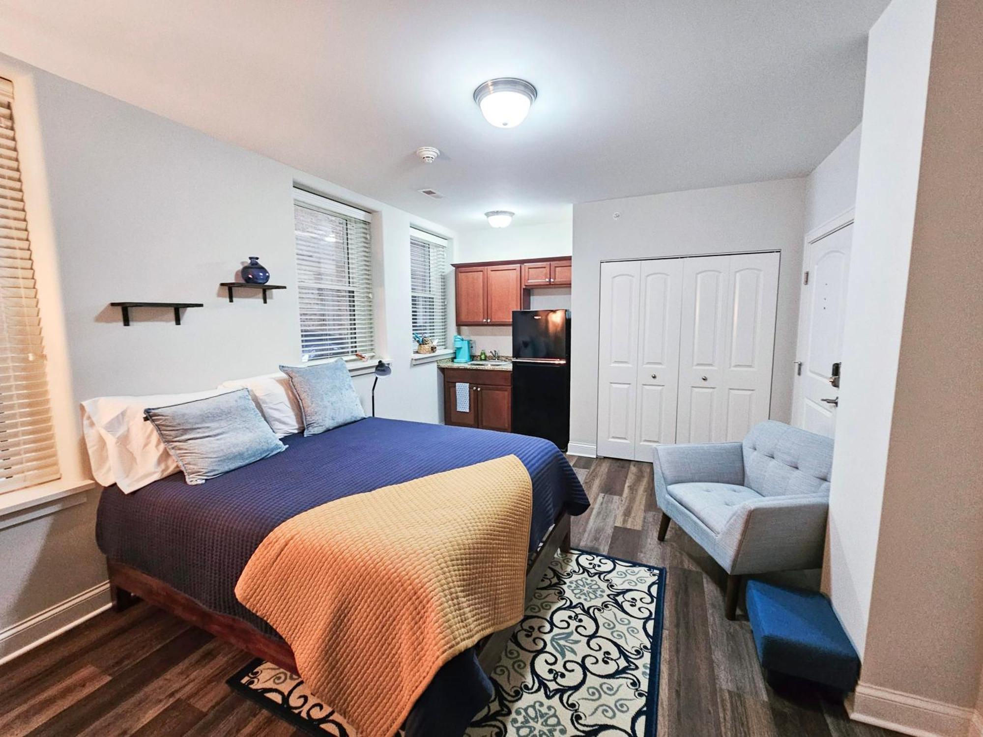 Cute + Cozy Studio At The Inman - 207 Шампейн Екстериор снимка