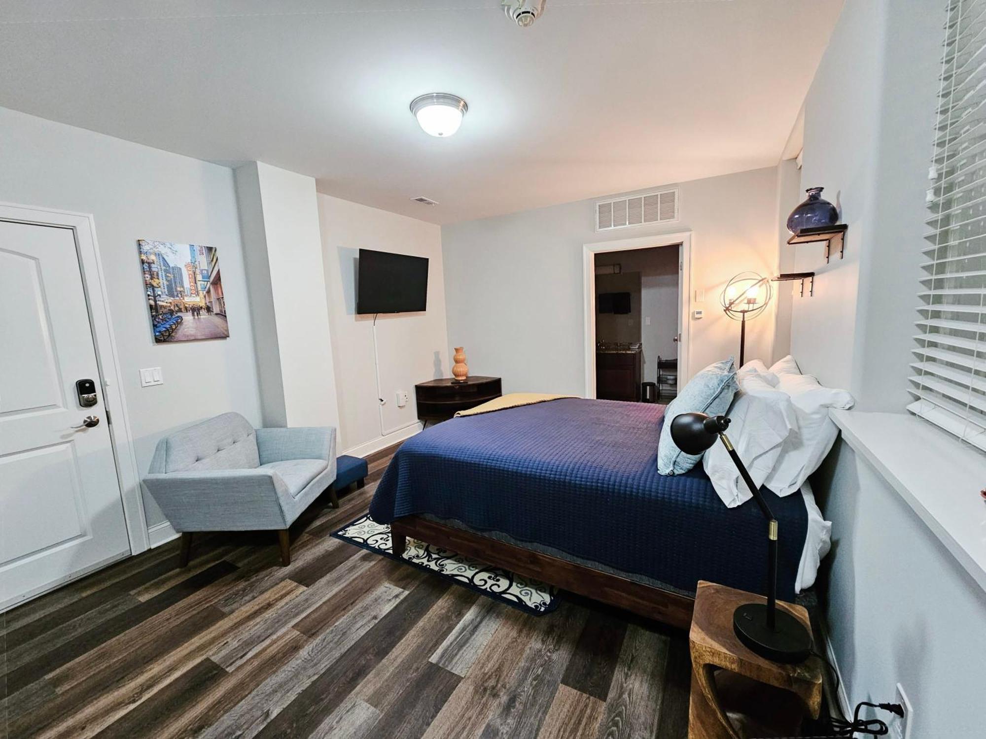 Cute + Cozy Studio At The Inman - 207 Шампейн Екстериор снимка