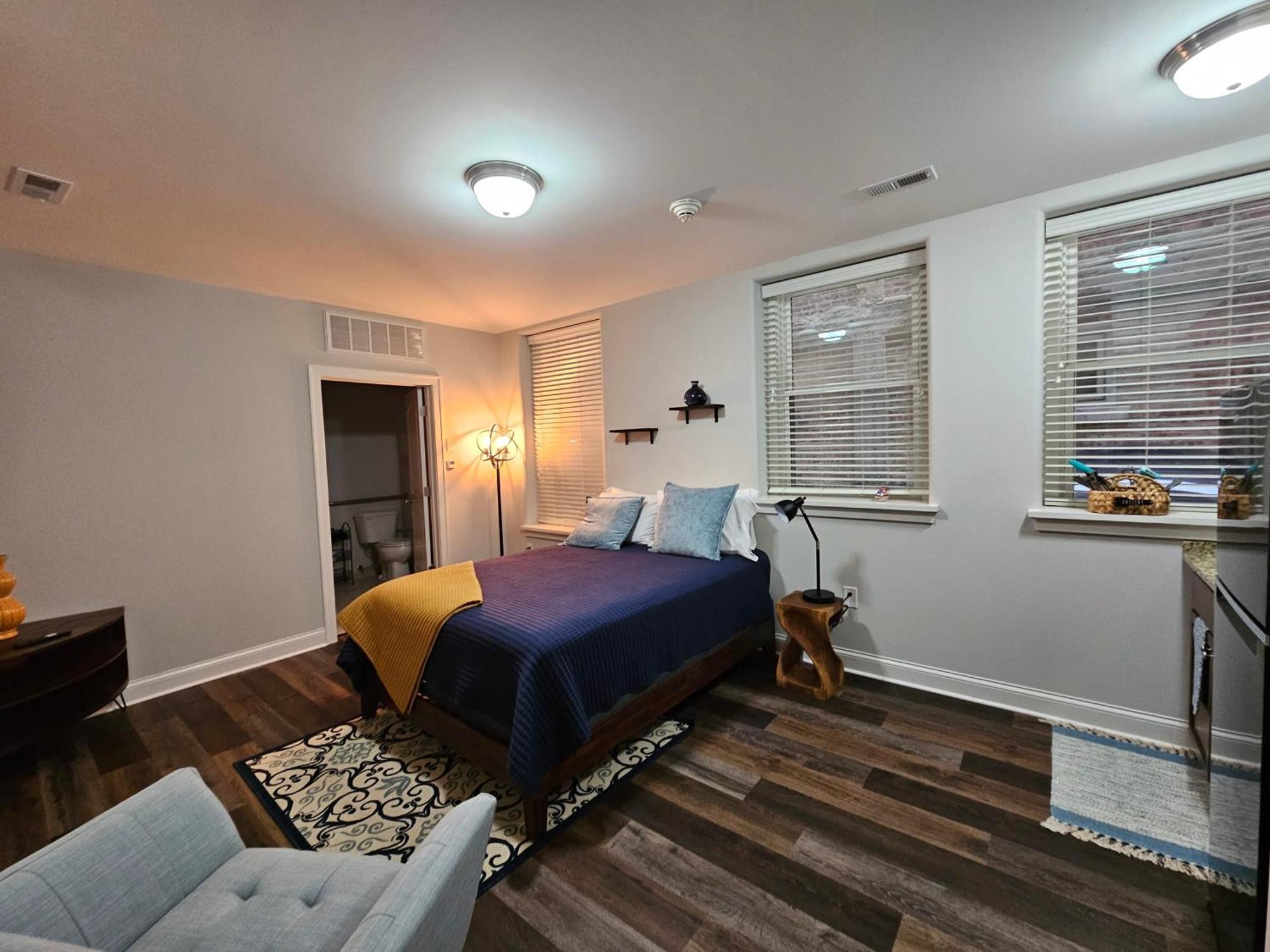 Cute + Cozy Studio At The Inman - 207 Шампейн Екстериор снимка